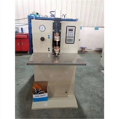 Comment régler la tension d'une soudeuse à décharge de condensateur minim...